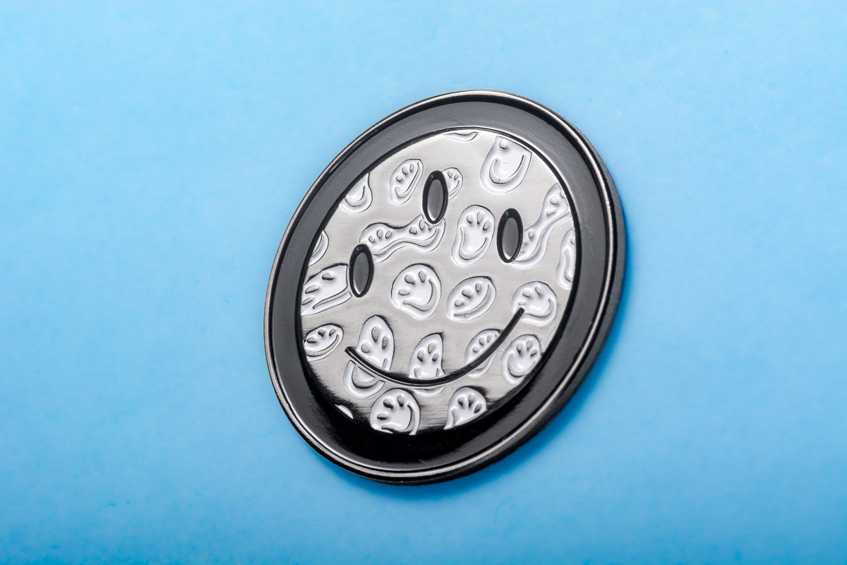 SMILEY METAL PIN